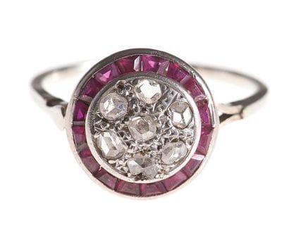 Bague en or gris, le chaton pavé de roses...