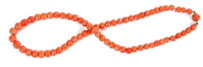 Collier de boules de corail facetté en c...