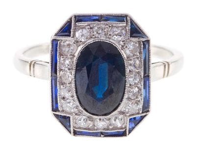 Bague en platine, ornée d'un saphir ovale...