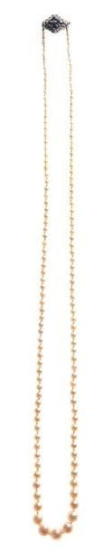Collier de perles en chute, fermoir losangique...