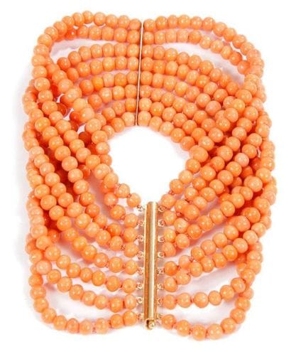 Bracelet de 8 rangs de boules de corail,...
