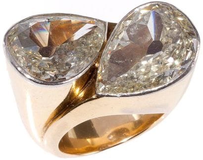 Importante bague en or jaune, ornée de deux...