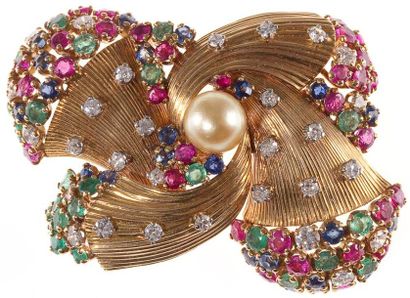 Broche tourbillon en or jaune guilloché,...