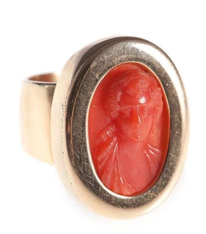 Bague en or jaune, ornée d'un camée ancien...