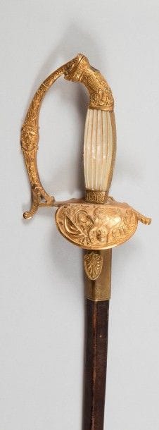 Épée d’officier.
Fusée à plaquettes de nacre...