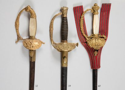 Épée d’officier.
Fusée à plaquettes de nacre...