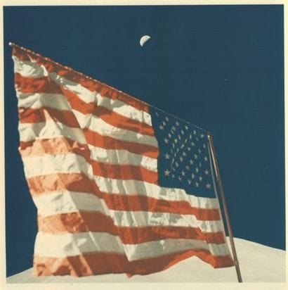 APOLLO XVII
Le drapeau américain tendu. La...
