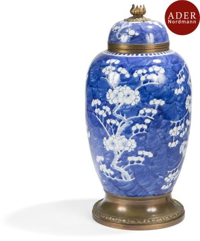 CHINE - XIXe siècle
Vase couvert en porcelaine...