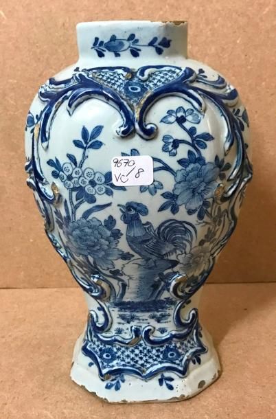 9670_8
DelftUn vase balustre et deux vases...