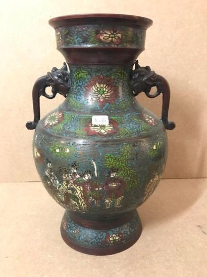9689_1
Vase cloisonné à décor de personnages,...