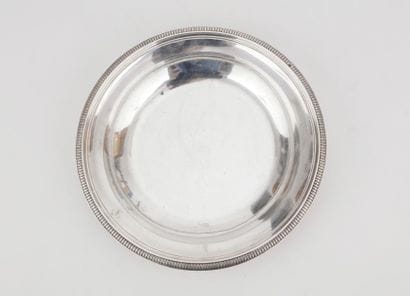 Plat en argent de forme ronde et creux à...