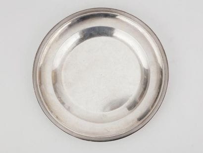Plat rond en argent bordé de filets.PARIS...