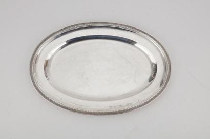 Plat creux en argent de forme ovale à bordure...