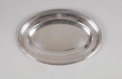 Plat en argent de forme ovale mouluré de...