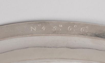 Plat en argent de forme ovale mouluré de...