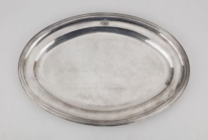Grand plat de présentation en argent de forme...