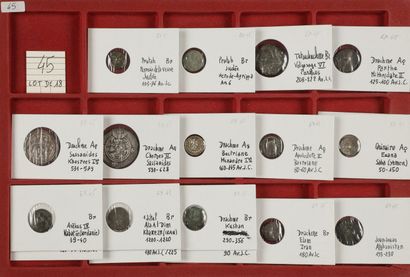 LOT de 18 monnaies : JUDEE (2 en bronze),...