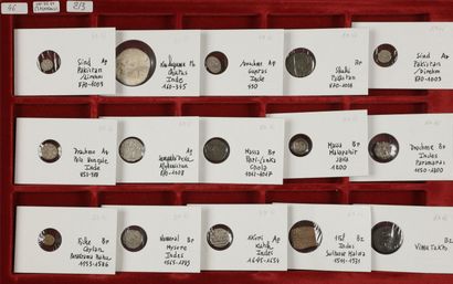 LOT de 44 monnaies, principalement en argent :...