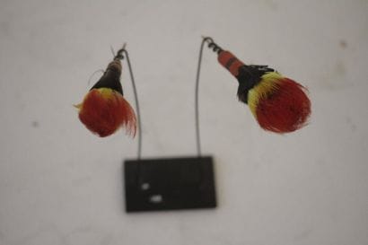 Paire de boucle d'oreilles en plumes de Toucan...