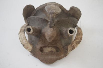 Masque votif en terre crue et amalgame végétal,...