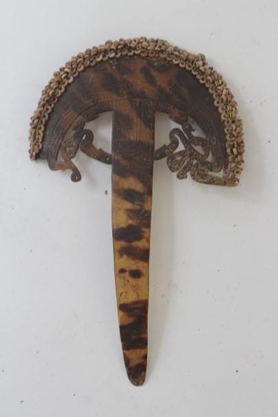 Spatule à chaux en écaille de tortue entourée...