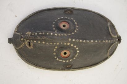 Ancien masque polychrome à point blancs PNG

Le...