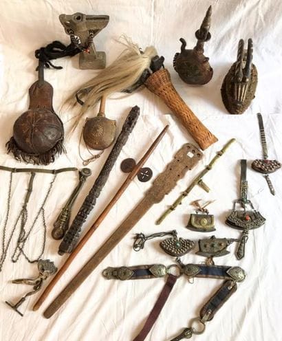 Ensemble d’objets de cérémonie (coiffe, ceinture,...