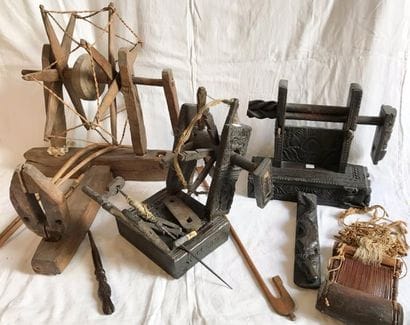 Ensemble de trois rouets et nécessaire à...