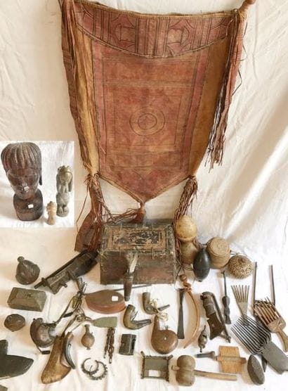 Ensemble d’objets divers (ceinture, peignes,...