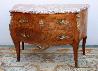 COMMODE GALBEE Epoque Louis XV

Bois de placage...