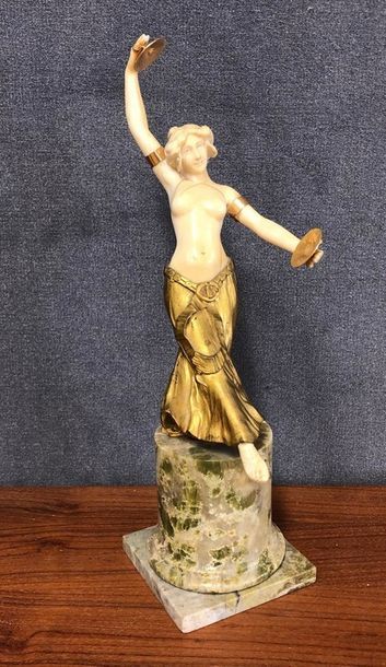 Louis SOSSON (act.1905-1930)

Danseuse aux...