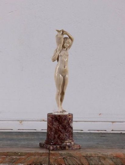 Joe DESCOMPS (1869-1950)

La porteuse d'eau

Sculpture...