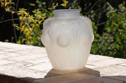 R. LALIQUE France, Modèle Domremy

VASE aux...