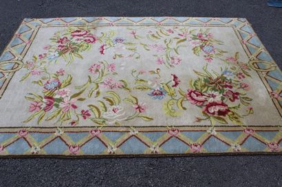 TAPIS

Style Savonnerie XIXème Siècle - Moderne

Laine...