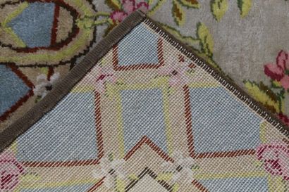 TAPIS

Style Savonnerie XIXème Siècle - Moderne

Laine...