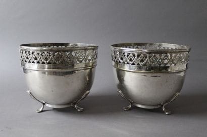 PAIRE DE CACHE-POTS OVOIDES

Style Louis...