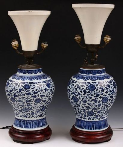 PAIRE DE VASES balustre montés en lampe

Chine,...