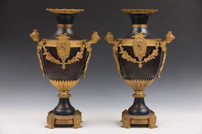 PAIRE DE VASES AMPHORE pots pourris

Style...