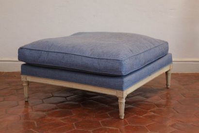 GRAND POUF

Style Louis XVI

Bois laqué crème

Pieds...