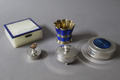 PETIT VASE - TROIS BOITES ET UN COFFRET A...