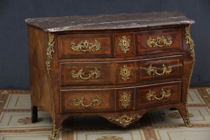 COMMODE TOMBEAU

XVIIIème Siècle

Placage...