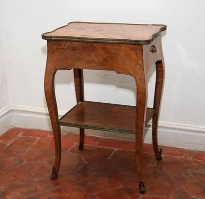 TABLE CHIFONNIERE 

Style Louis XV

Placage...