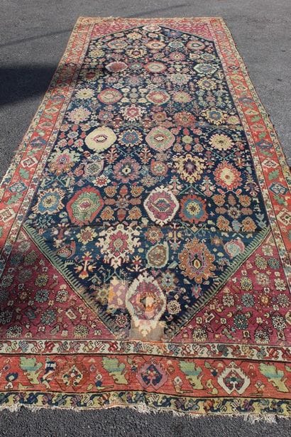 TAPIS Galerie 

XIXème Siècle 

Laine nouée

Décor...