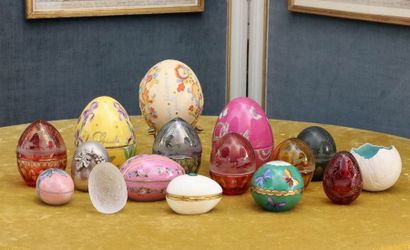 LOT DE BOITES EN FORME D'OEUF et OEUFS DECORATIFS...