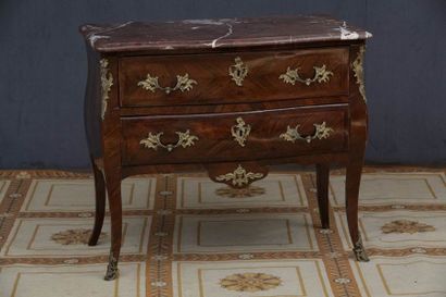 PETITE COMMODE à façades et côtés galbés...