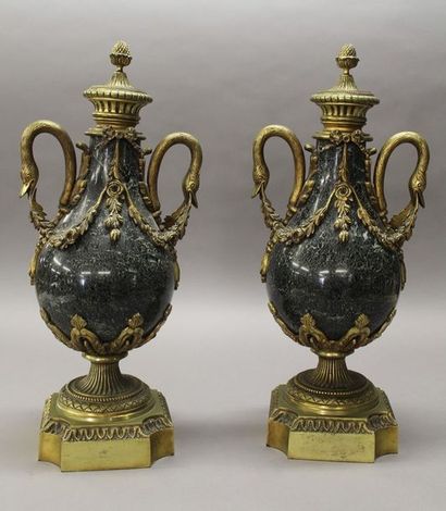 PAIRE DE CASSOLETTES 

Style Louis XVI -...