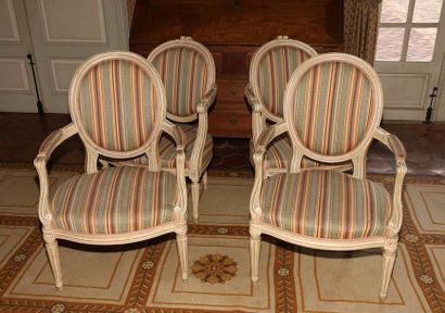 DEUX PAIRES DE FAUTEUILS CABRIOLET MEDAILLON...