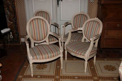 DEUX PAIRES DE FAUTEUILS CABRIOLET MEDAILLON...