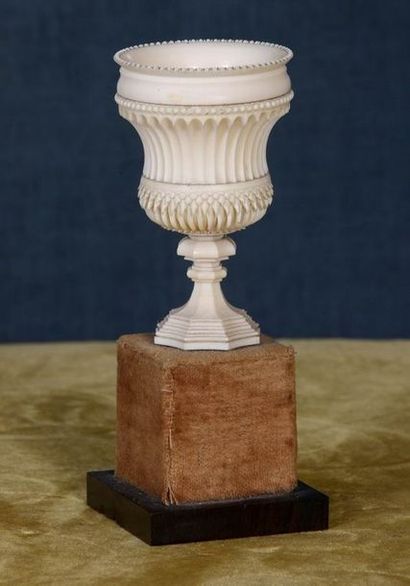 VASE MINIATURE sur pièdouche

Dieppe XIXème...