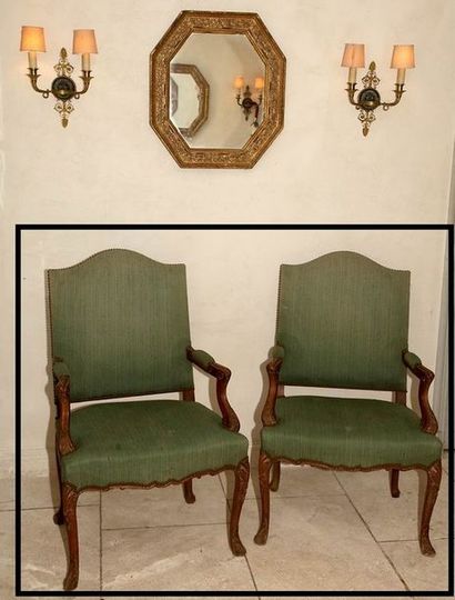 PAIRE DE FAUTEUILS à dossier plat et fronton...
